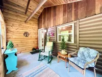 Log Cabin w/ Farm Animals & Firepit 20 Mins to Hershey & 4 Mins to Lake!
