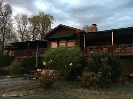 Lakefront home with easy access to Norfork Lake