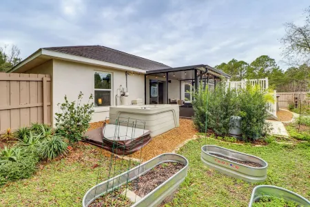 Spacious Getaway in Ocala with Hot tub, Pool and near Silver Springs State Park!