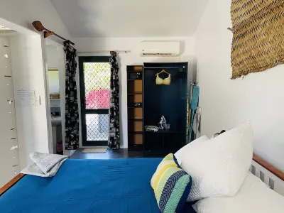 Great Value steps from Muri Beach with Kayaks, Paddle Boards, Pool, Free WIFI ! Hotel in zona Muri Lagoon