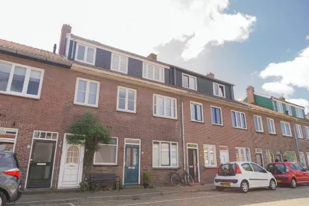 Pat's Home, sleeping under the stars. Отели в г. Алкмар