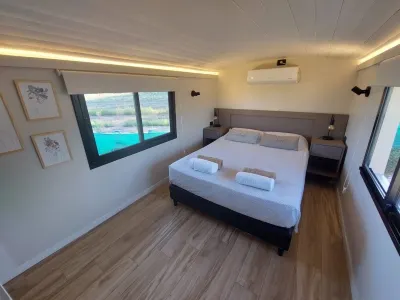 Experience Unique Bus Homes at Bondilodge - Your Perfect Getaway! フェリ公園周辺のホテル