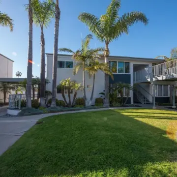 Cottage by the Sea steps to beach with heated pool