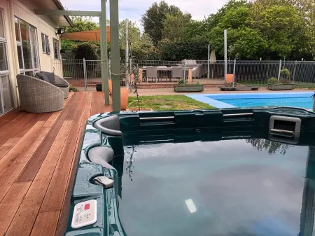 Large spacious family friendly home with pool and spa