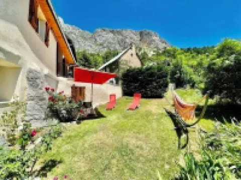 Le Cabanou - Private Spa in the Countryside. Quiet, Natural Setting with Superb Views Hoteles en Le Dévoluy