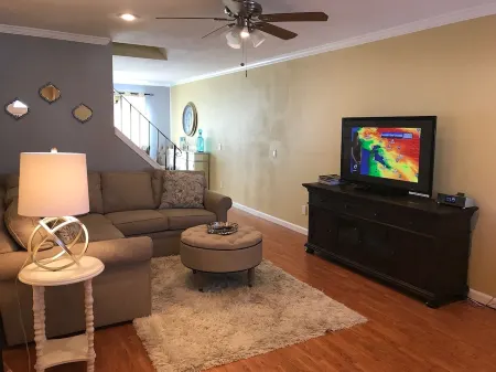 Nice Townhouse in charming Pleasanton Отели рядом с достопримечательностью «Click Art Museum»