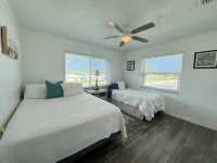 Waterfront Retreat 4 BR, 3 BA screened & heated pool, gorgeous canal views Hotel a Rotonda West