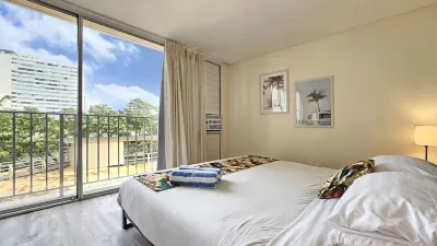 Remodeled in 2022, Diamond Head 2 Bedroom Oceanfront condo Hotels in Diamond Head