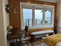 Luxurious modern 4 season cottage on Lake Erie with hot tub