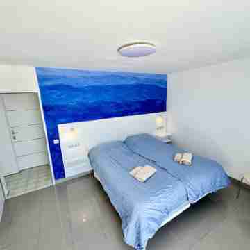2-room apartment, 50 meters to the beach, panoramic sea view Rooms