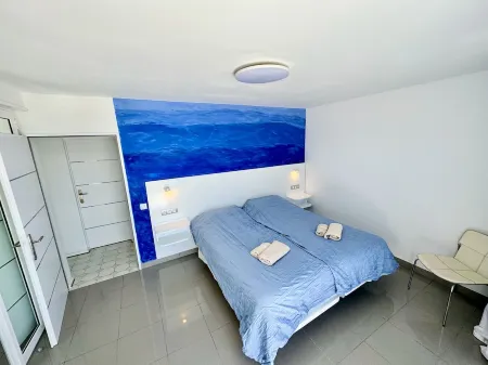 2-room apartment, 50 meters to the beach, panoramic sea view Отели в г. Коста Кальма