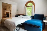 Retreat with Hot Tub, 10 Min to Skiing, Fireplace and Firepit! Hotels in Warwick