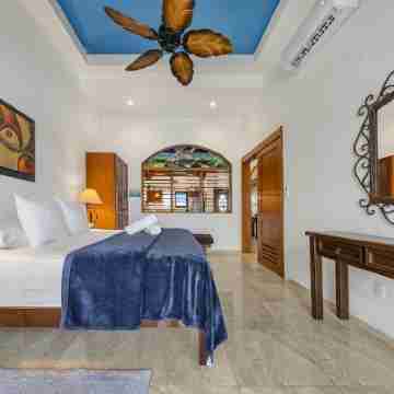 Oceanside Villa "Campeche" with a/c pool in centro     5 min stroll to beach Rooms