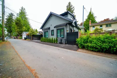 New Laneway House Near Airport, World Cup Stadium, Downtown, UBC, UBC Extended Learning周辺のホテル