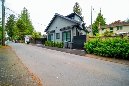 New Laneway House Near Airport, World Cup Stadium, Downtown, UBC, Отели рядом с достопримечательностью «UBC Extended Learning»