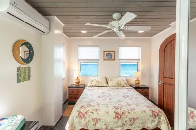 Ocean Mist - AppleSurf! Beachfront one bedroom in Apple Bay Hotel a 