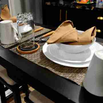 Beautifully Spacious 1BDR/ FREE PARKING Dining/Meeting Rooms