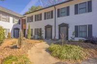 Heart of Athens! Beautiful Townhouse, 15 Minute Walk to Stadium, Downtown.