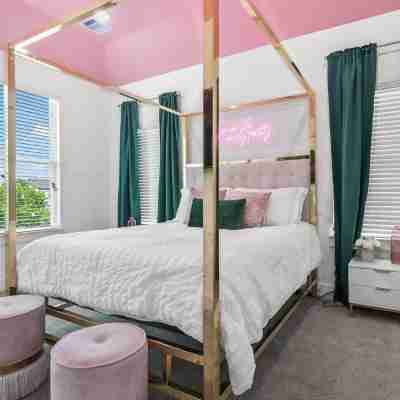 Stylish Multi-level home, minutes to Downtown Rooms