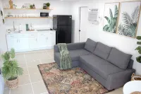 Cozy Boho Guest House w/Patio - 6 min from the beach!