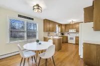 Comfortable and bright home - near downtown Mystic.