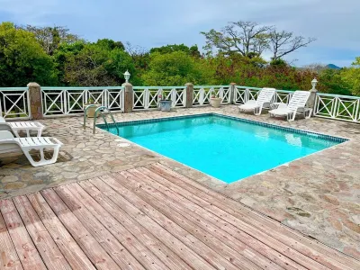 5 Bedroom Villa with Pool, Walk to the Beach Hôtels à : 