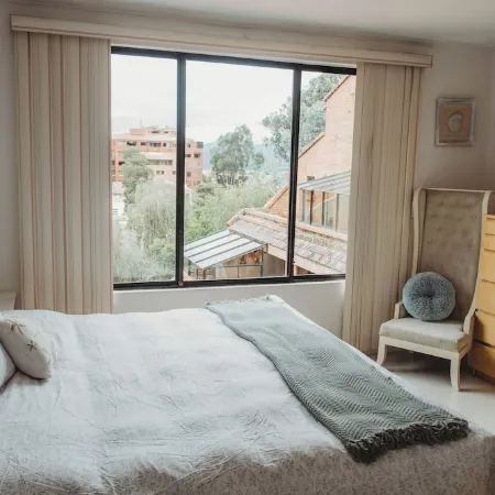 3-bedroom apartment. 10min away from CathedralTranvia stops in front of it.