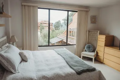 3-bedroom apartment. 10min away from CathedralTranvia stops in front of it. Các khách sạn ở 