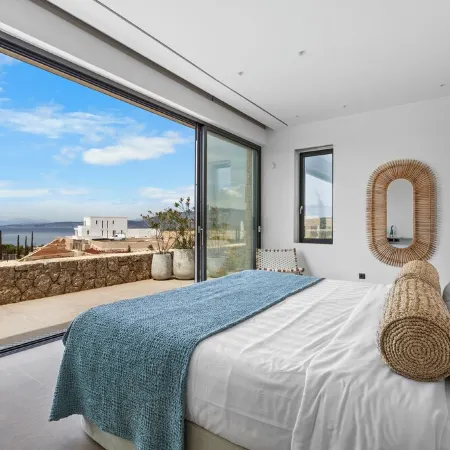 Newly constructed Luxurious Family Villa with Infinity Sunset & Tennis court!
