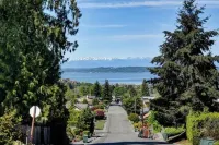 NON SMOKING Private Suite in Edmonds Bowl w Sound view.
