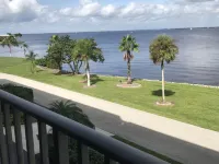HARBOR FRONT CONDO, Punta Gorda Isles - Professionally Decorated / Roof Top Pool