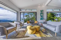 New Luxury Home - 180 degree Ocean Views - Pool/Hot tub  -Sleeps 11 - Chef avail