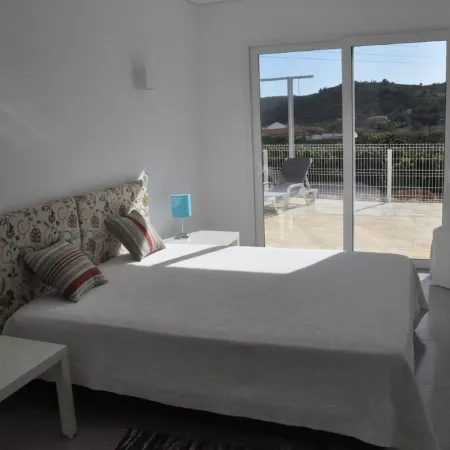 Villa 5 ch, 6 s. b., air conditioning, heated swimming pool, garden, fitness, bird watching.