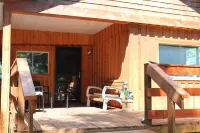 Paradise is calling you...cabin in town close to the beach! Hotels in Sicamous