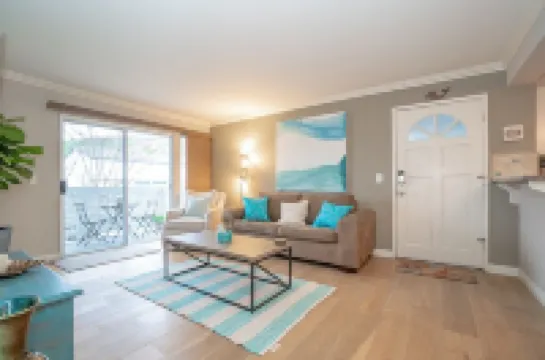 Cozy Beach Condo Sleeps 6