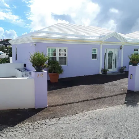 Modern Townhouse Located Near To City, Public Transport, Restaurants And Beaches