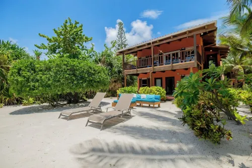 Coco Caye Villa, Private 2 bedroom Beachfront Villa, Balcony,Pool- Gold Standard