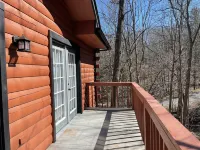 Cub Cabin on Massanutten Resort- Fully Renovated Log Cabin- Hot Tub & Fire Pit