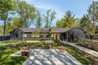 Charming 3-bedroom with 2 full baths cottage in Southfield for Soul Searching Hôtels à proximité de : Central Michigan University Southfield Center
