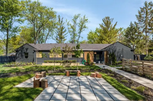 Charming 3-bedroom with 2 full baths cottage in Southfield for Soul Searching Hotels in Southfield