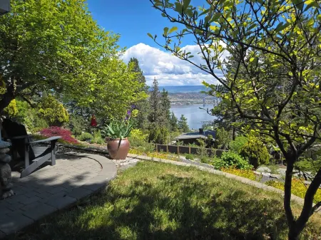 Quiet location with stunning view, close to downtown, wineries, beaches