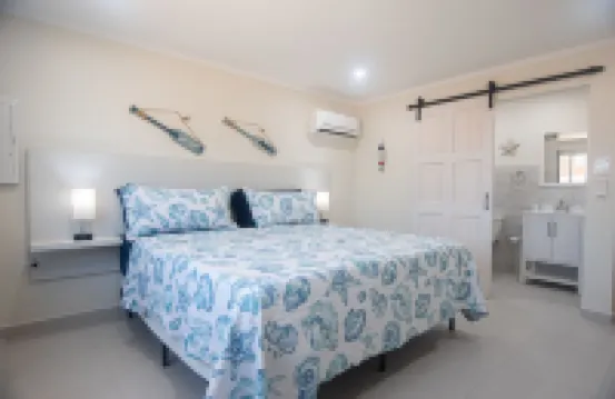 Dream Getaway in Palm Beach - pool, walk to beach, nightlife & restaurants.