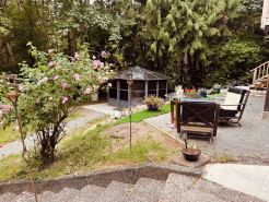 FireThorn Manor: Spacious, well appointed 2 Bedroom Garden Suite with King Bed.