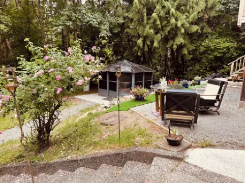 FireThorn Manor: Spacious, well appointed 2 Bedroom Garden Suite with King Bed.