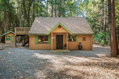 Cabin in the Woods Hotels near Rendezvous