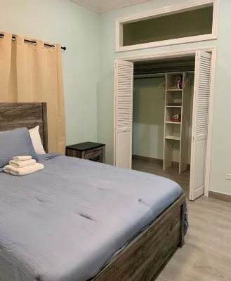 Charming 2-bedroom apartment with AC, WiFi in wonderful Nassau โรงแรมใน