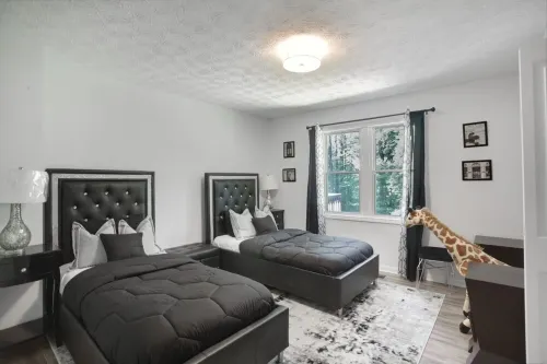 Welcome to the Good Life - with heated hot tub & Wifi and rental cars services