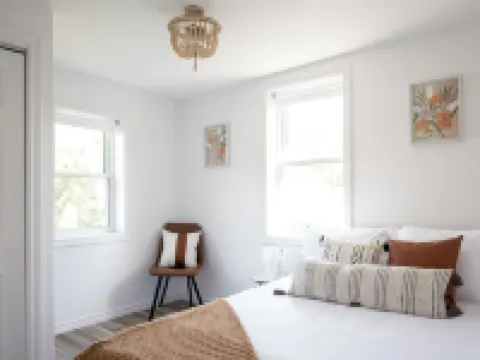 Gorgeous renovated-5 min to Main St-BBQ-Firepit-Free Sandbanks pass-Pac Man game Hotels in Picton