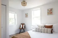 Gorgeous renovated-5 min to Main St-BBQ-Firepit-Free Sandbanks pass-Pac Man game