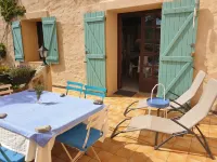 On vacation with the dog? House with enclosed garden in the center of Roquebrun.